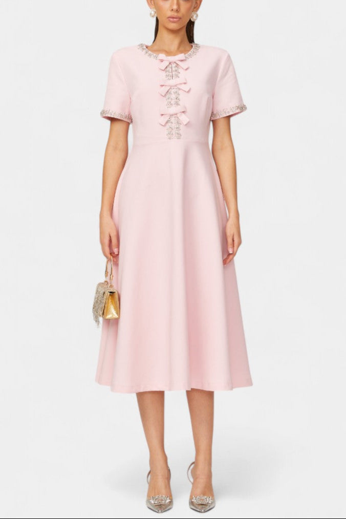 Vestido midi Linda acampanado con lazo de cristal y elegantes detalles