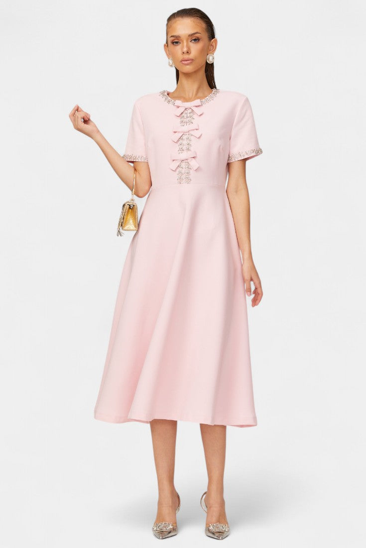 Vestido midi Linda acampanado con lazo de cristal y elegantes detalles