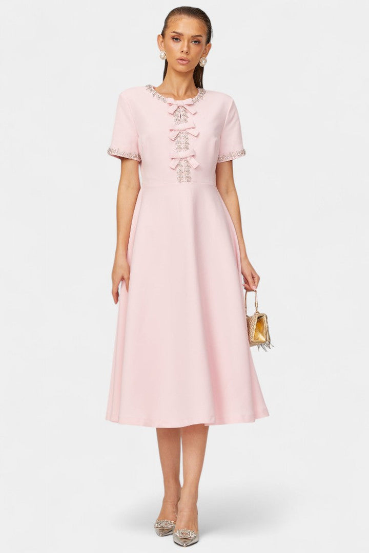 Vestido midi Linda acampanado con lazo de cristal y elegantes detalles