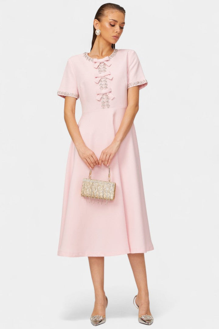 Vestido midi Linda acampanado con lazo de cristal y elegantes detalles