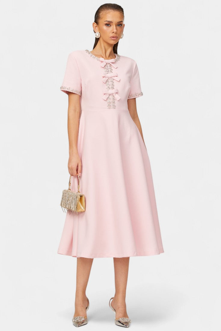 Vestido midi Linda acampanado con lazo de cristal y elegantes detalles