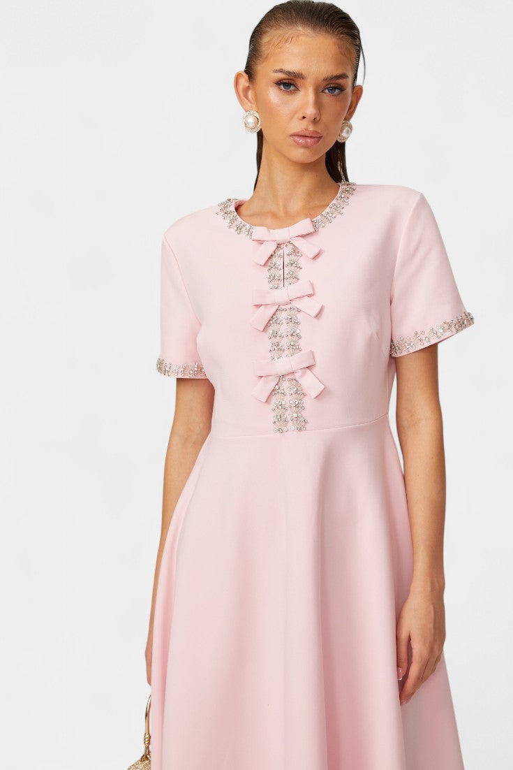 Vestido midi Linda acampanado con lazo de cristal y elegantes detalles