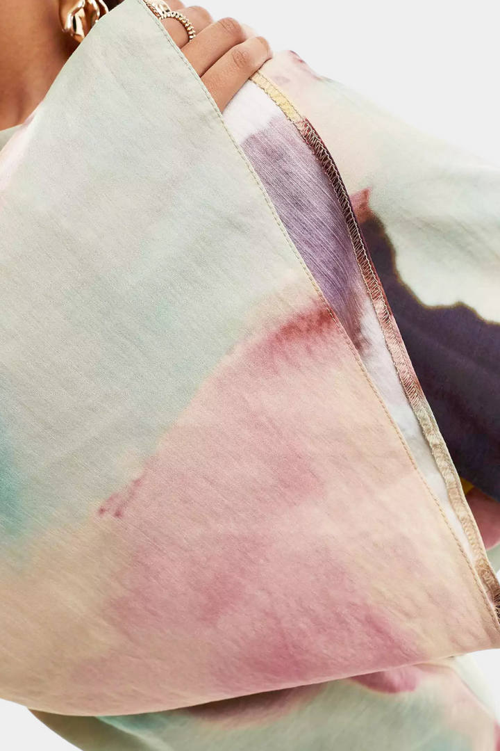 Vestido largo Dana con estampado de acuarela y parte delantera torcida