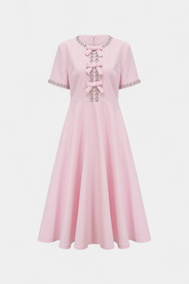 Vestido midi Linda acampanado con lazo de cristal y elegantes detalles