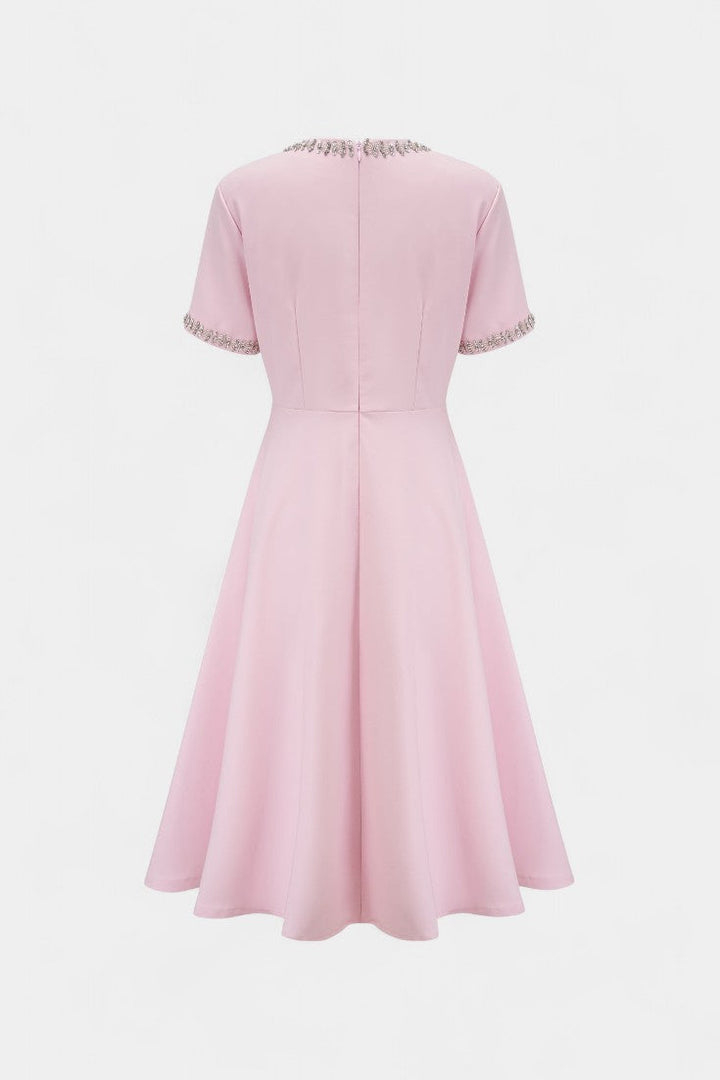 Vestido midi Linda acampanado con lazo de cristal y elegantes detalles