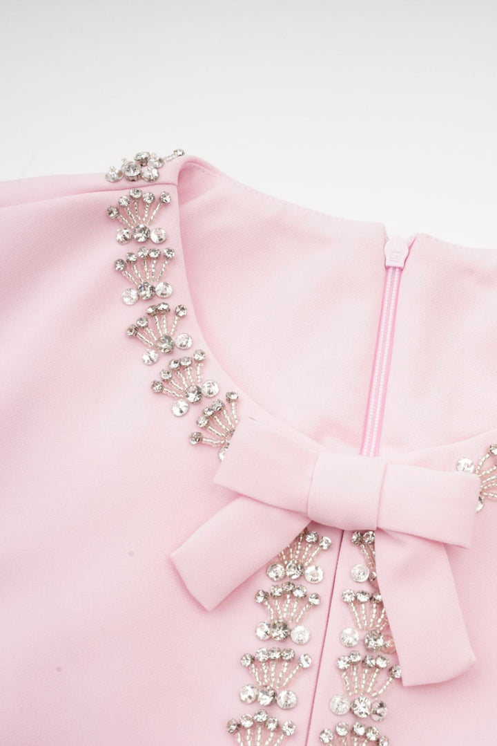 Vestido midi Linda acampanado con lazo de cristal y elegantes detalles