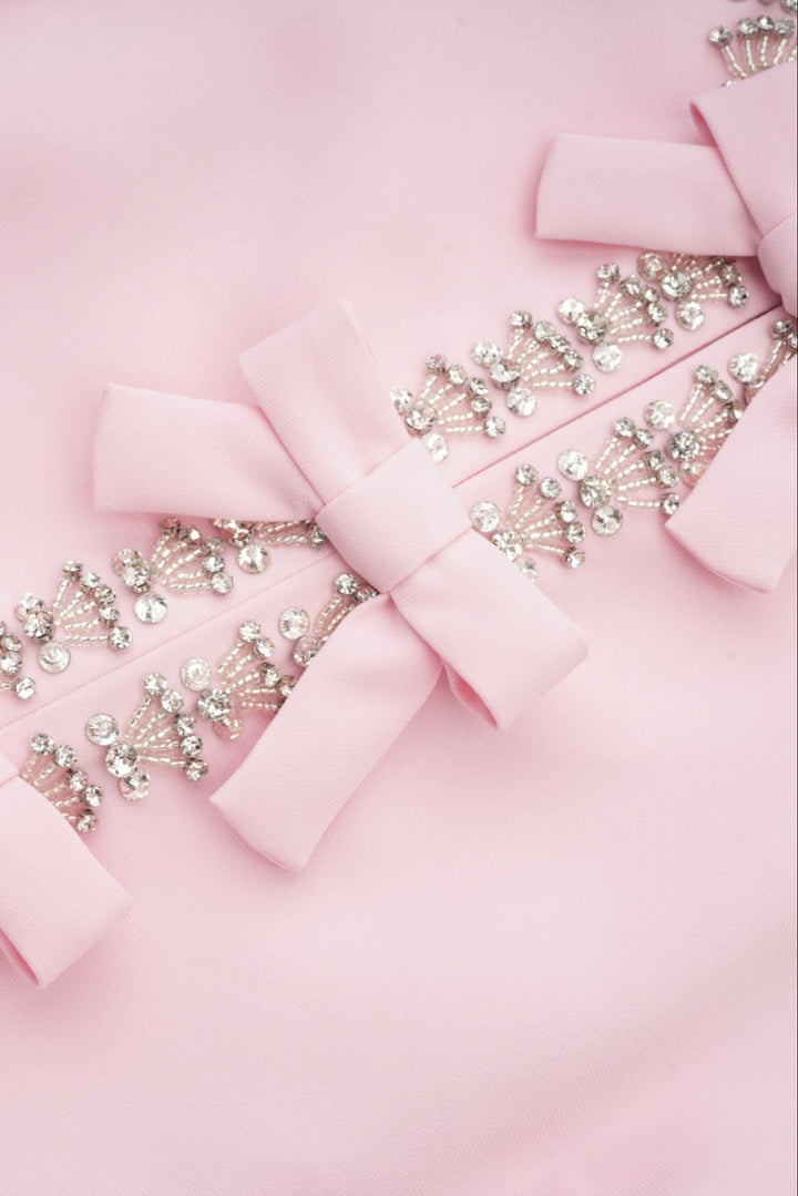 Vestido midi Linda acampanado con lazo de cristal y elegantes detalles