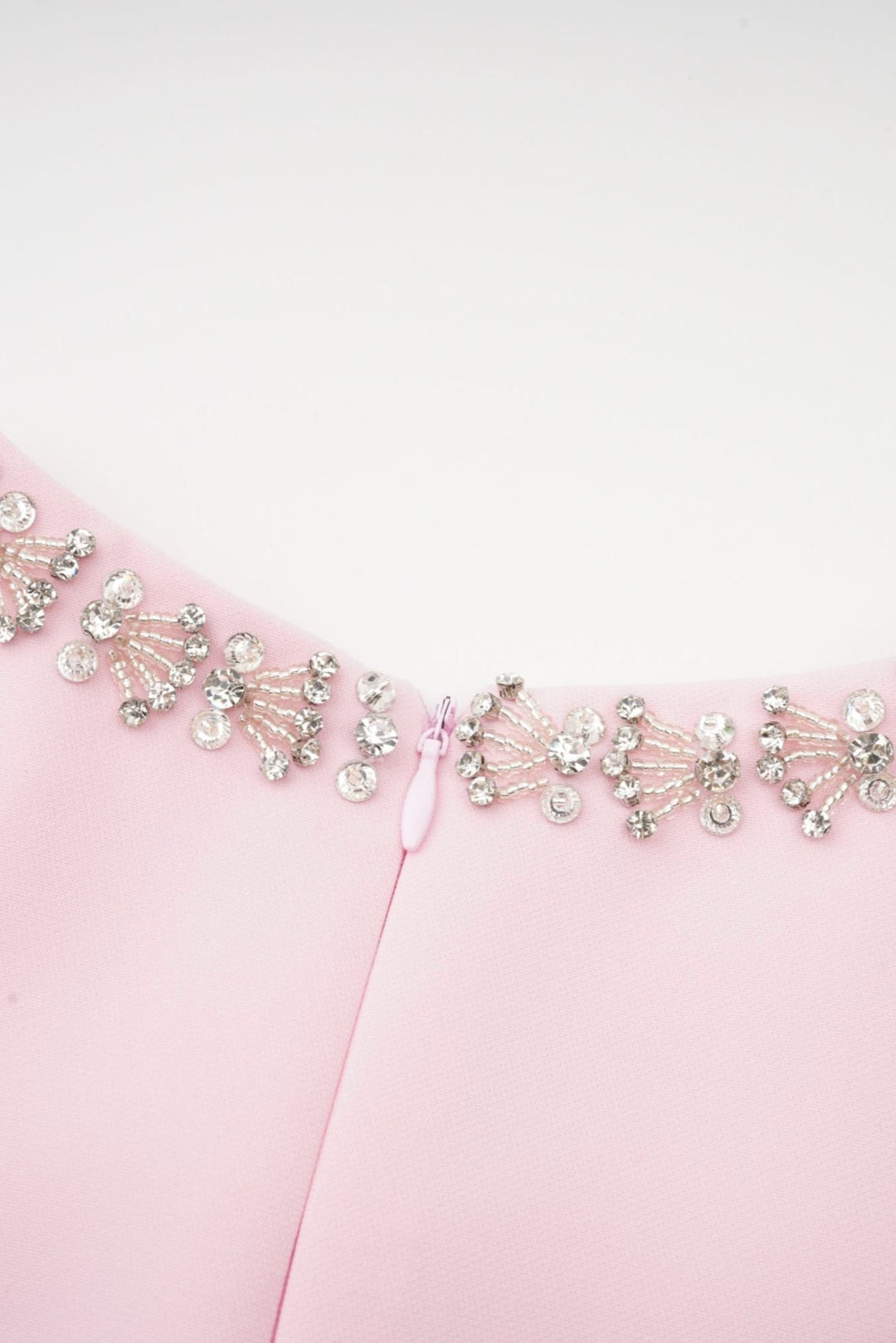 Vestido midi Linda acampanado con lazo de cristal y elegantes detalles