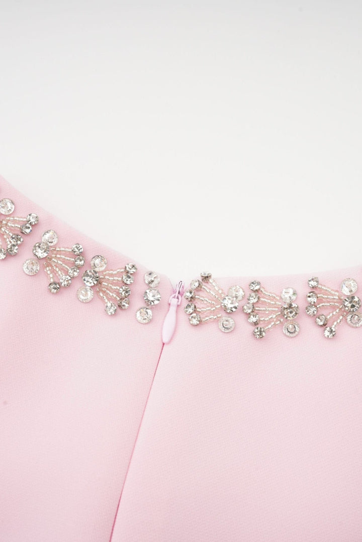 Vestido midi Linda acampanado con lazo de cristal y elegantes detalles