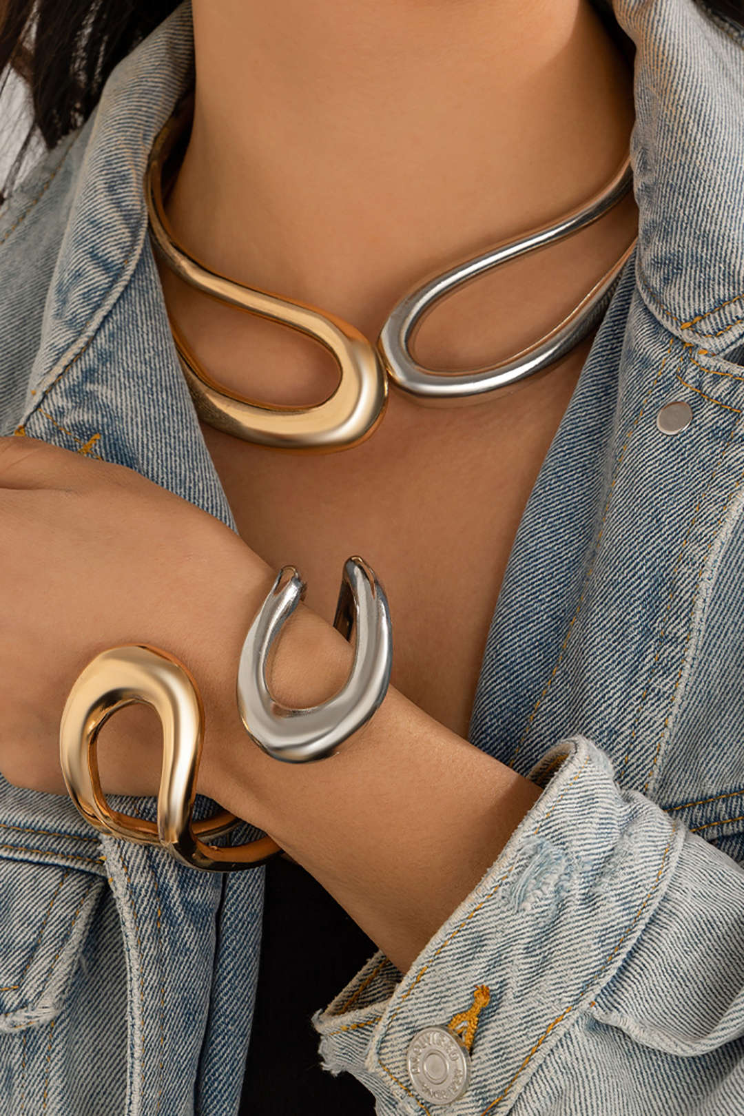 Pulsera asimétrica recortada