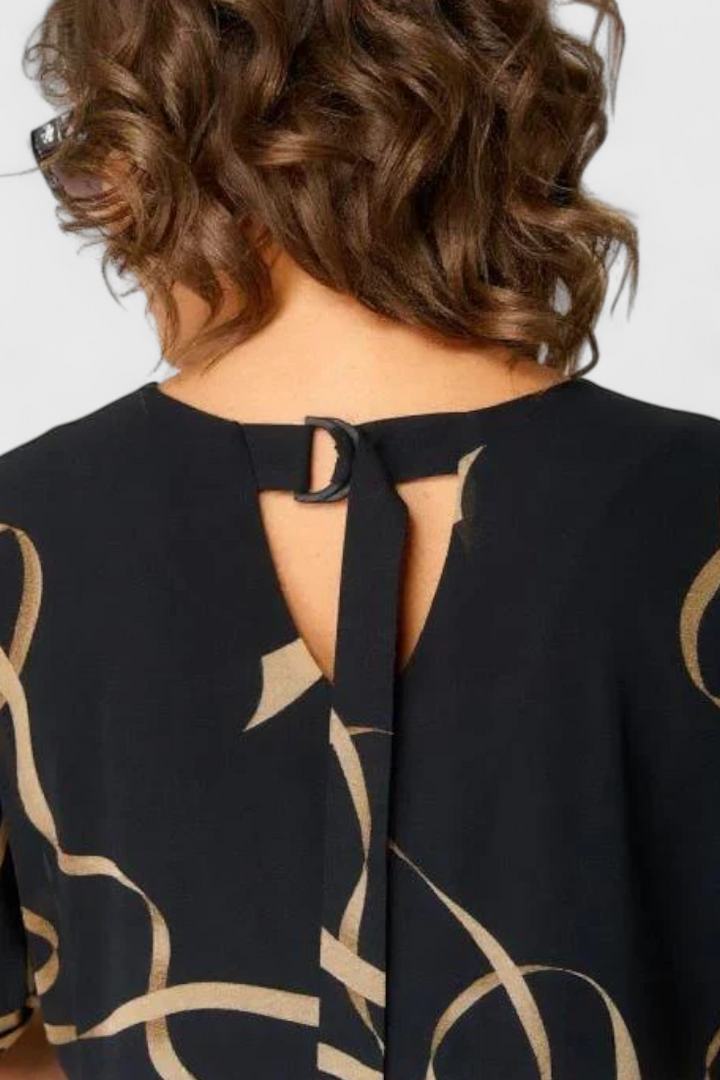 Jillian Vestido Caftán Negro con Estampado Abstracto en Oro y Escote en V