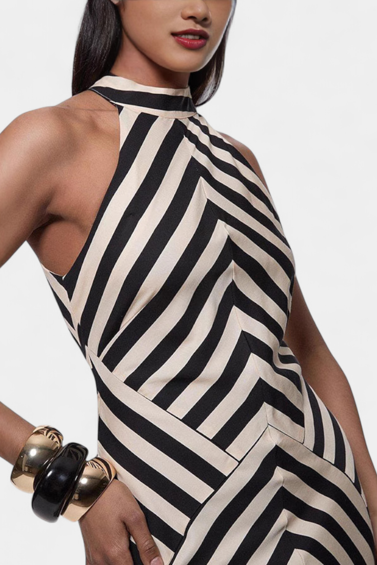 Crispina Vestido Maxi Halter con Rayas Chevron y Espalda Descubierta