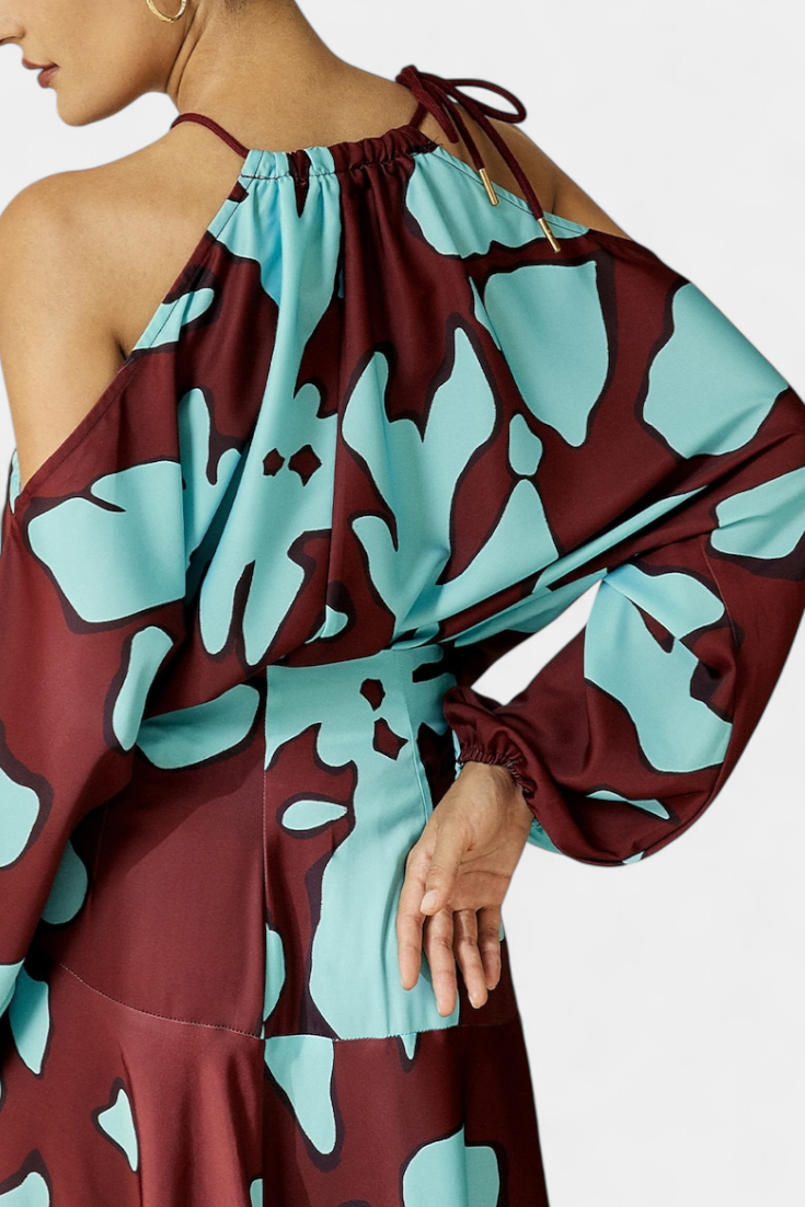 Monte Vestido Largo con Aberturas en Mangas y Estampado Abstracto