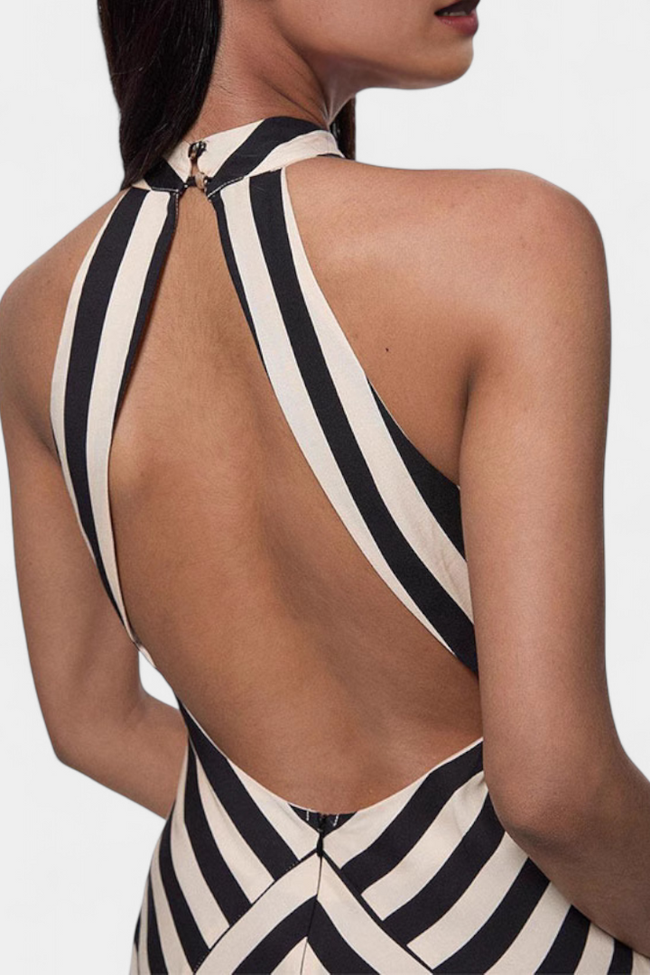 Crispina Vestido Maxi Halter con Rayas Chevron y Espalda Descubierta